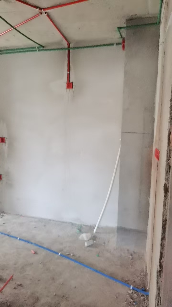 水电施工实拍：客厅顶面走管